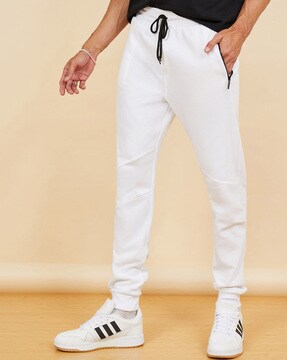 White joggers hot sale outfit men