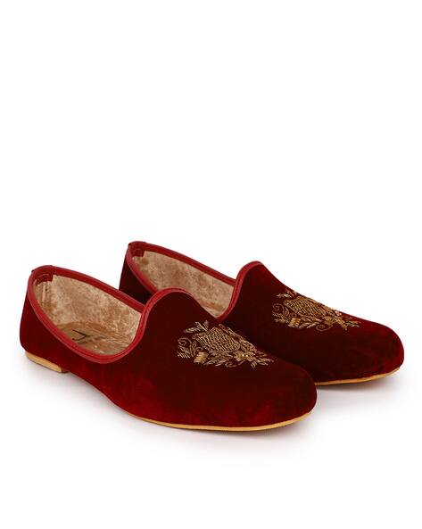 Men Embroidered Round-Toe Juttis