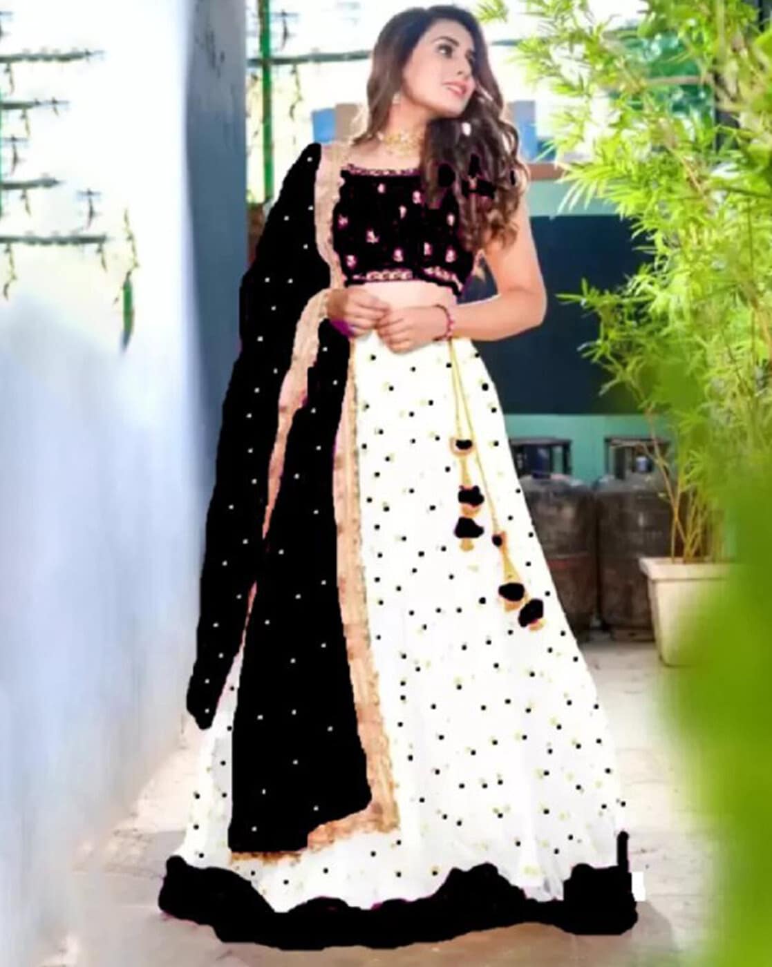सूरत लहंगो की फैक्ट्री | Explore : Girlish, Bridal, Non-Bridal Lehenga |  Bombay Textile Market Surat - YouTube