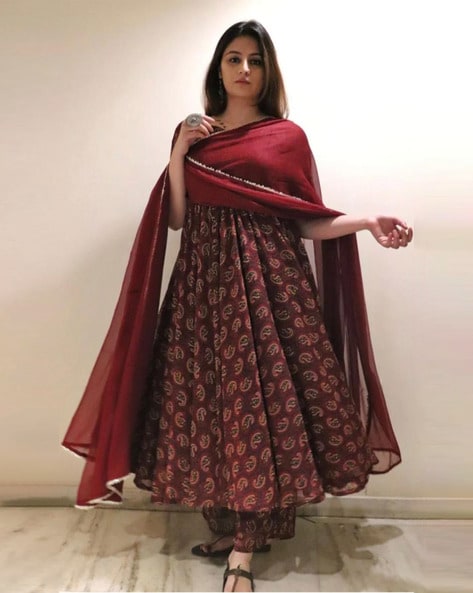 Which lipstick goes with maroon dress? - Quora