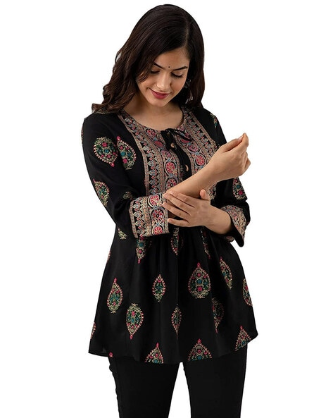 Latest Kurtis Styles for Women in 2019 #jeans #tops #indian #style #for  #women #jeanstopsindianstyle… | Floral outfit spring, Stylish dresses,  Casual indian fashion