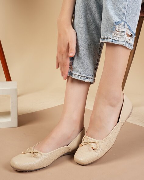 Beige shop flat shoes