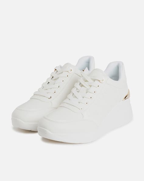 Round-Toe Shoes with Lace-Up Fastening