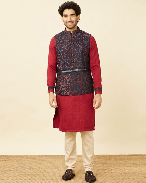 Manyavar - A seamless blend of ethnicity and splendour... Styled in  Manyavar's indo-western suit, Virat Kohli looks poised in his classy  outfit. This midnight blue garment is a perfect example of ethnic