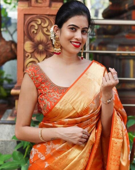 Photo of south indian bride in red and gold kanjivaram and diamond jewellery