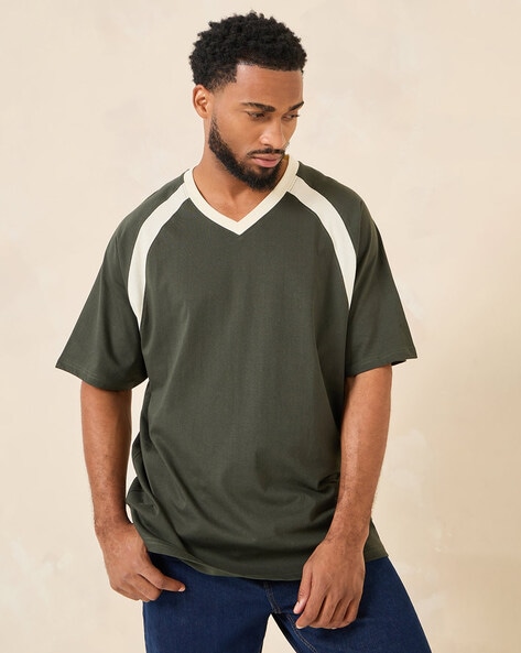 Oversized v deals neck t shirt