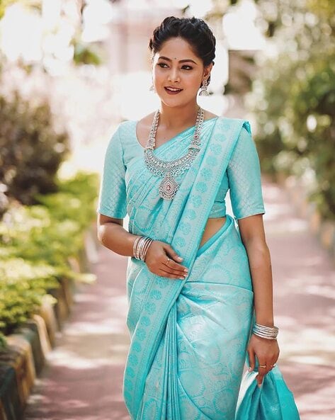 Pooja Hegde's Banarasi silk saree with elegant blouse design, heavy  jewellery is THE look for your Feb wedding | Zoom TV