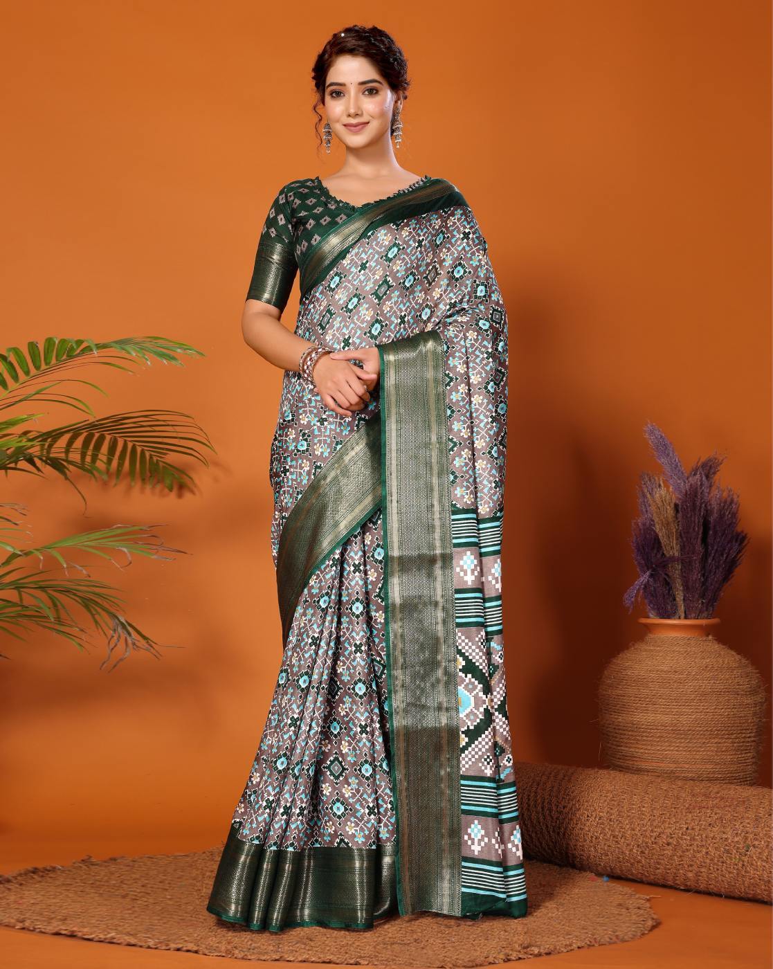 Buy Green Sarees for Women by ARRIVA FAB Online | Ajio.com