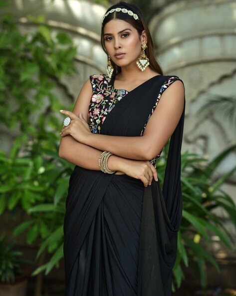 In a black color saree, sleeveless blouse design, maang tikka / head piece  and jewelry | Blouse designs, Designer saree blouse patterns, Saree  hairstyles