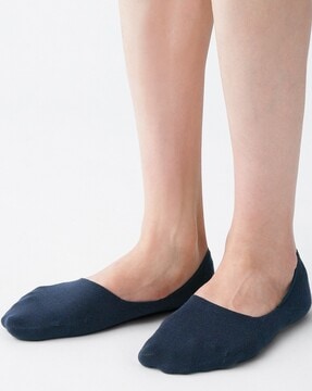 https://assets.ajio.com/medias/sys_master/root/20231027/zPe0/653bd726ddf77915195eff5c/muji-navy-no-show-socks-thin-no-show-socks-with-heel-grip.jpg