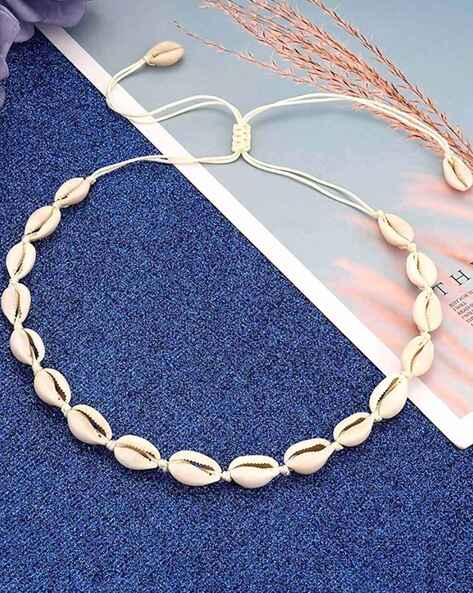 Cauri shell necklace for a stylish natural effect.