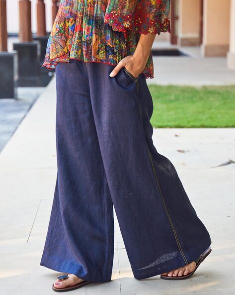 Continuing to channel the style of the '70s, these denim palazzo jeans fit  with a flattering high waist before loosely f… | Fashion, Fashion blogger  outfit, Outfits