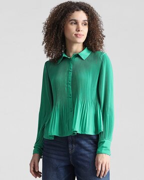 https://assets.ajio.com/medias/sys_master/root/20231207/NdE2/6570e009ddf7791519b633da/only_green_women_pleated_regular_fit_shirt_with_spread_collar.jpg