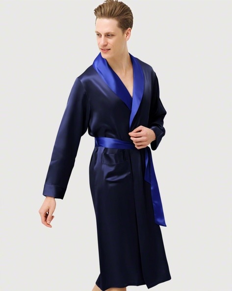 Model robe online satin