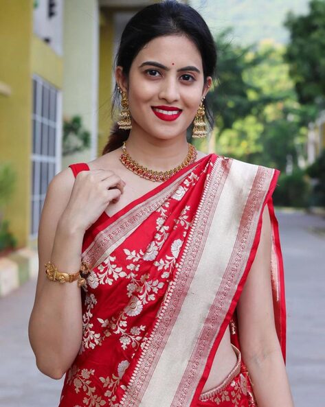 Buy Handwoven Silver Tussar Silk Saree with Red Kantha Stitch Palla. by  BANKA SILK at Ogaan Market Online Shopping Site