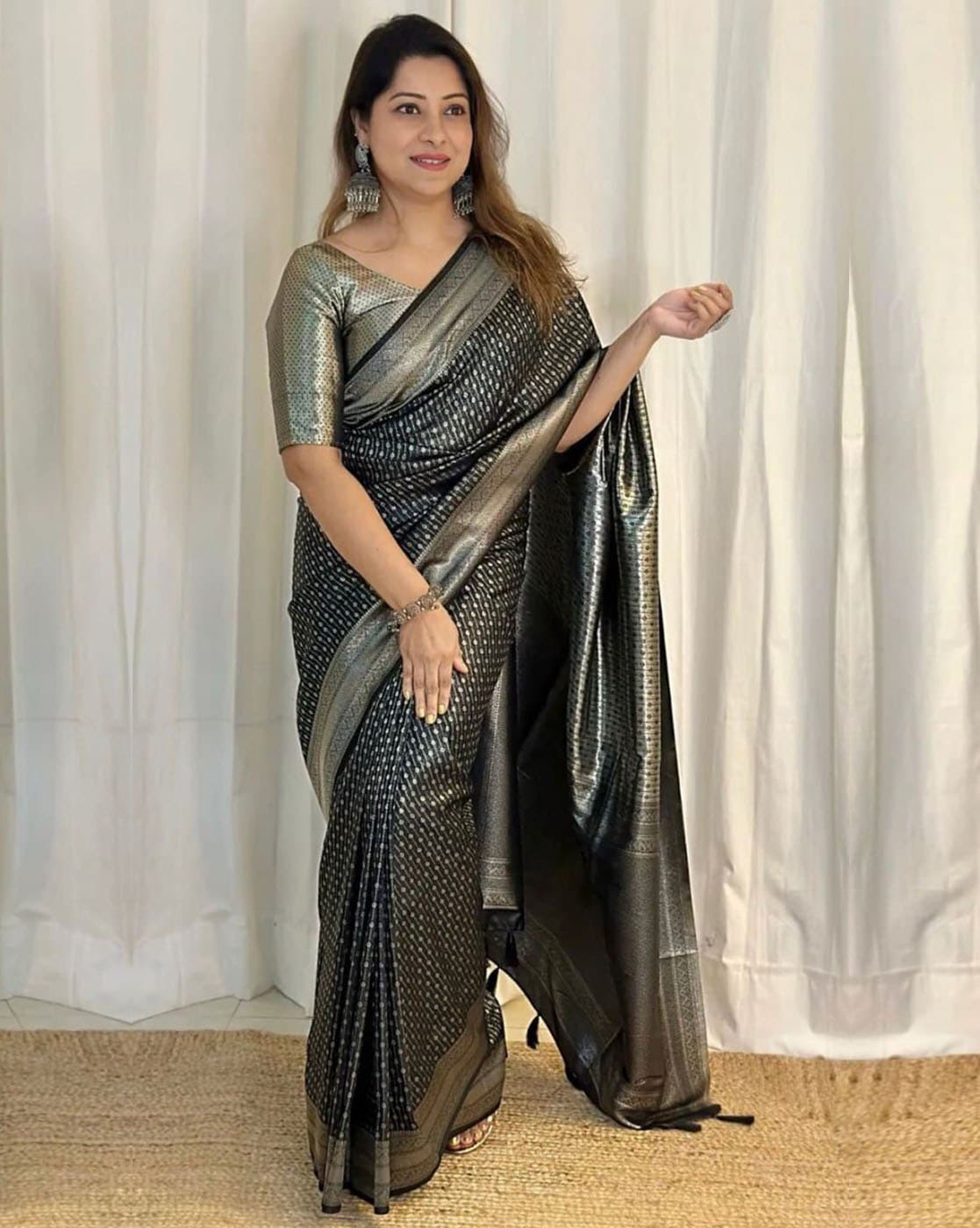 Buy Black Silk Saree With Blouse Piece online-Karagiri