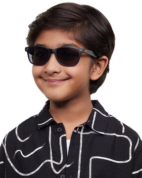 India, Asian, Mumbai, Dharavi, 60 Feet Road, slum, man, teen, boy, fashion,  sunglasses. - SuperStock