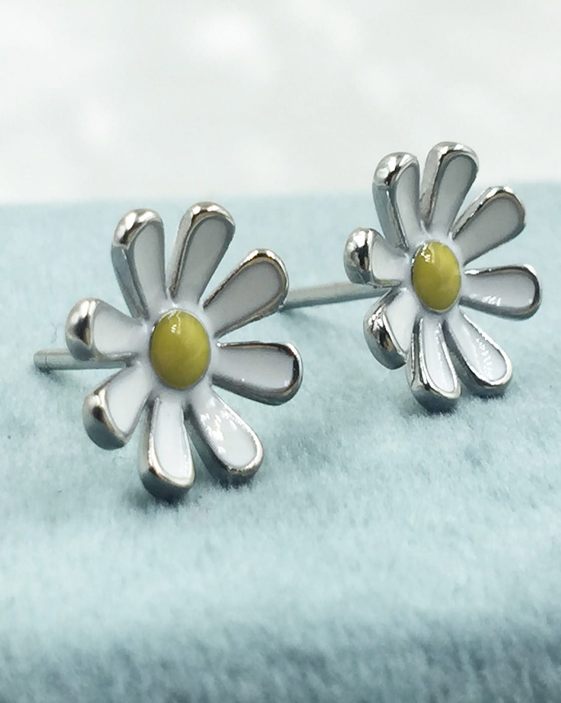 Silver daisy store stud earrings