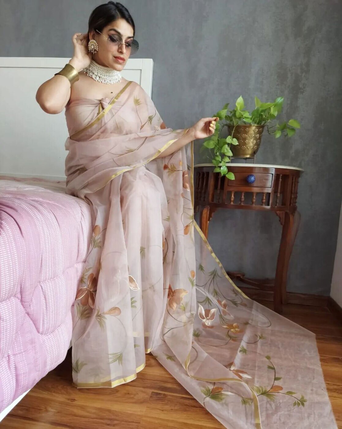 Buy Pink Sarees for Women by Quelea Online | Ajio.com