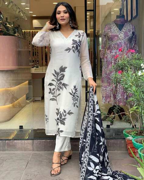 Buy KASHISH White Embroidered Round Neck Viscose Blend Women's Kurta Pant  Dupatta Set | Shoppers Stop