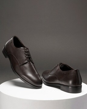 Red tape clearance shoes sale