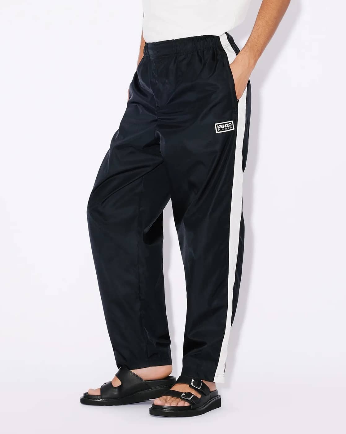 -1117Wx1400H-469573092-black-