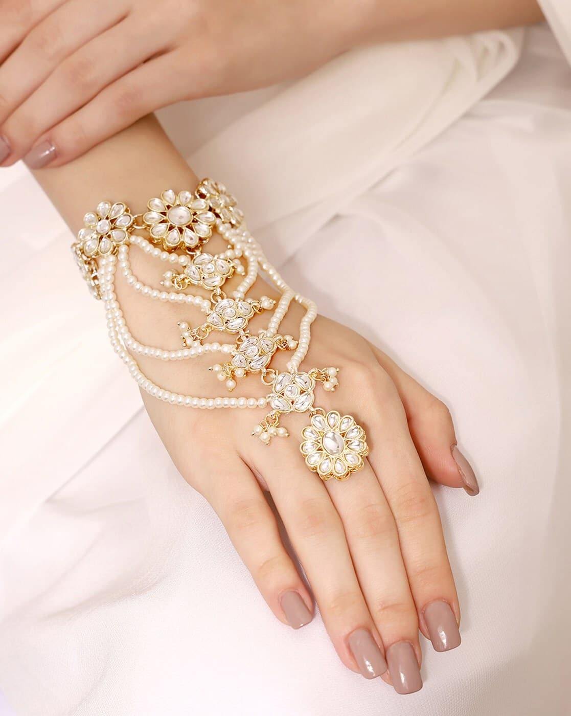 -1117Wx1400H-467092629-white-