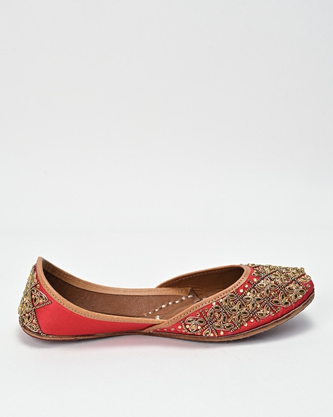 Scentra Women Embellished Slip-On Juttis