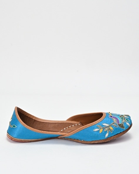 Scentra Women Embroidered Juttis