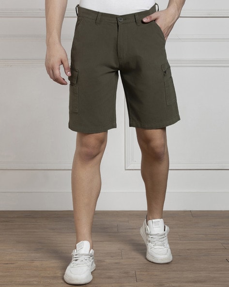 Men Regular Fit Cargo Shorts with Flap Pockets
