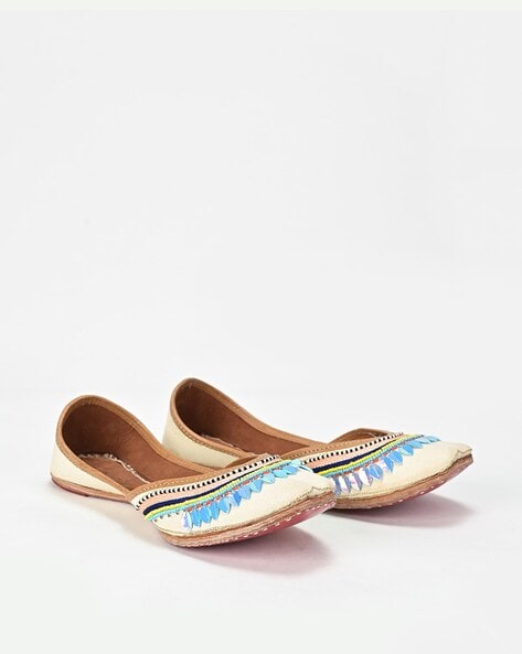 Scentra Women Embellished Slip-On Juttis