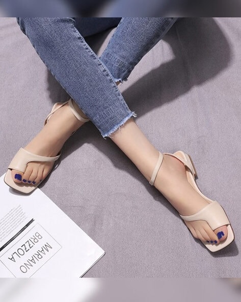 Toe Ring Flat Sandals with Buckle Fastening