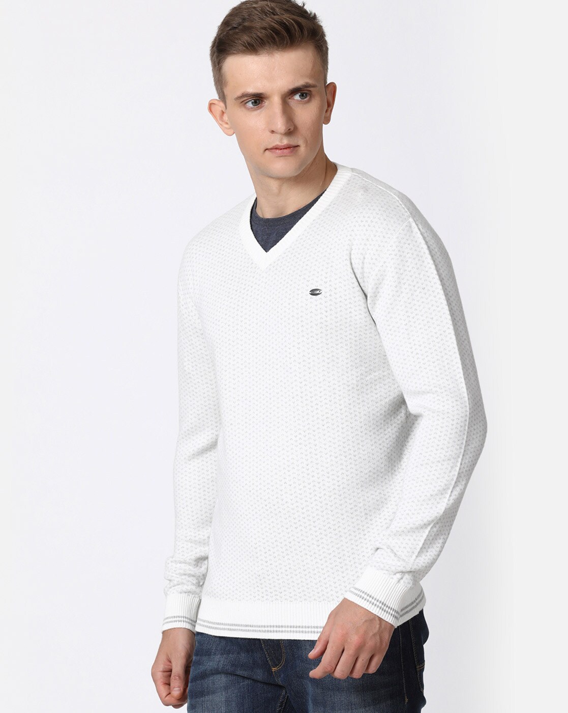 White v neck pullover sweater hotsell