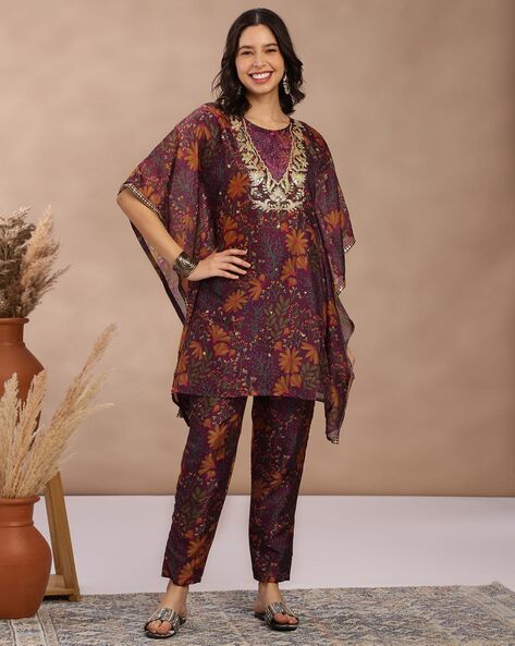 Women Embroidered Tunic & Pants Co-Ord Set