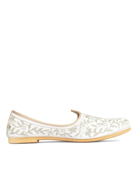DESICOLOUR Men Embroidered Mojari Shoes