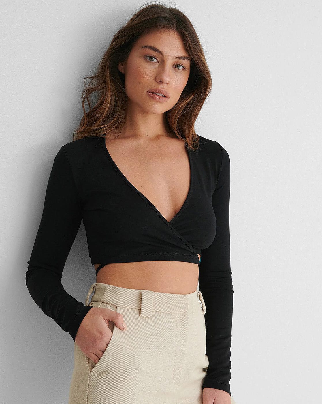 Jennie着用　RAGA MALAK V neck top S56251fd0fa734061ba61248d535f7