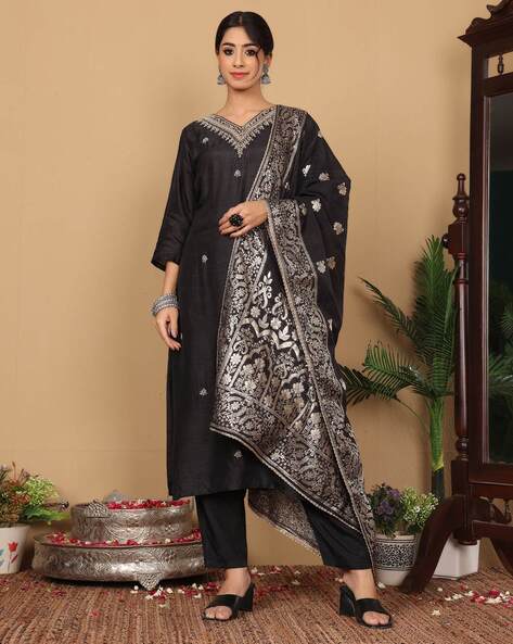 Varanga Women Embroidered Straight Kurta Set