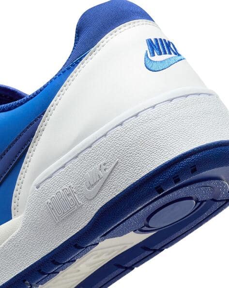 nike white low top basketball shoes