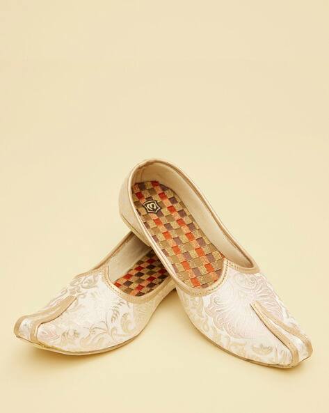 Men Slip-On Pointed-Toe Juttis