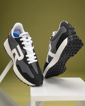 Footwear offers online discount