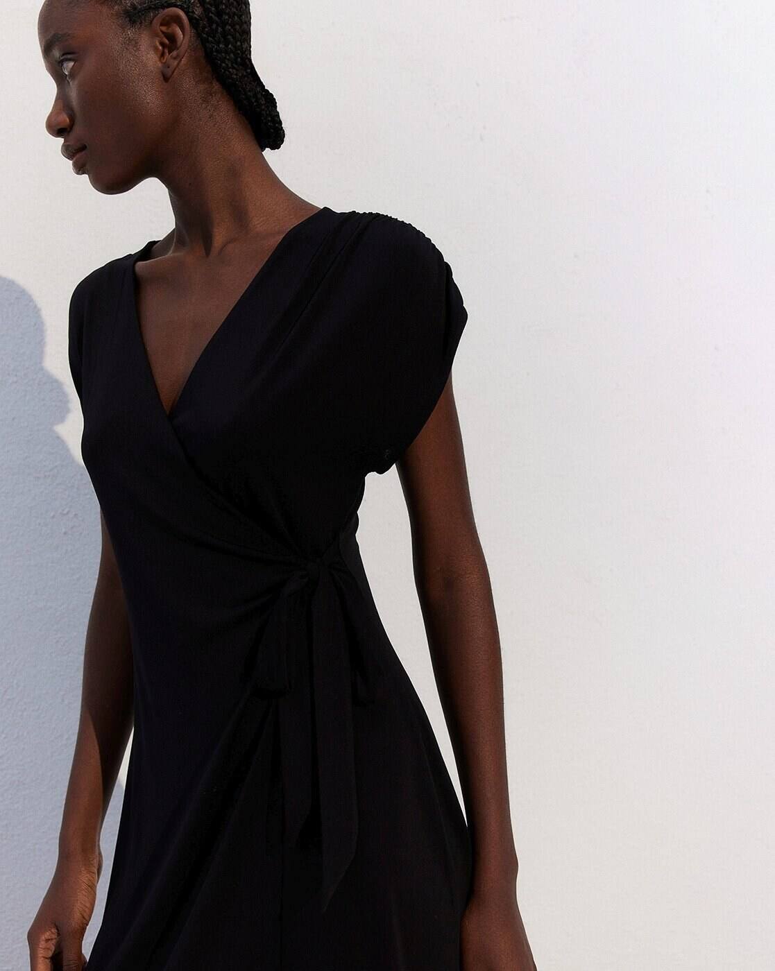 h and m jersey wrap dress H&M TEXTURED JERSEY DRESS DESCRIPTION & FIT Calf-length dress in textured jersey with a round neckline and short sleeves. Tapered section at the waist for a flattering silhouette