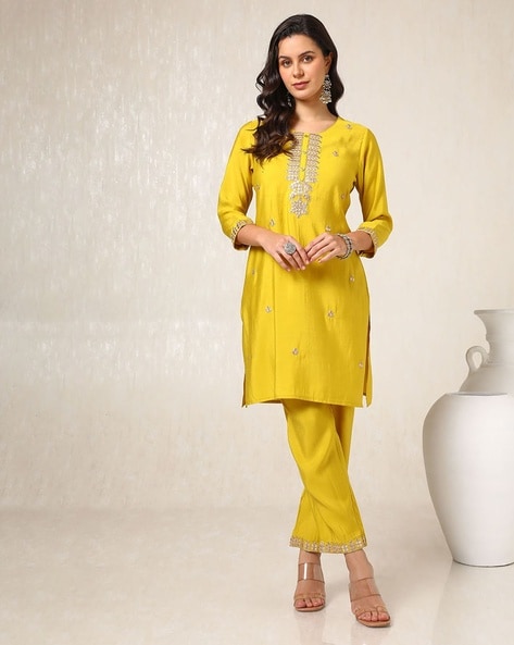 Woman Sleeveless Embroidery Kurta Set Price in India