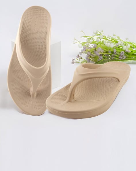 RED TAPE Women Regular Fit T-Strap Flip-Flops