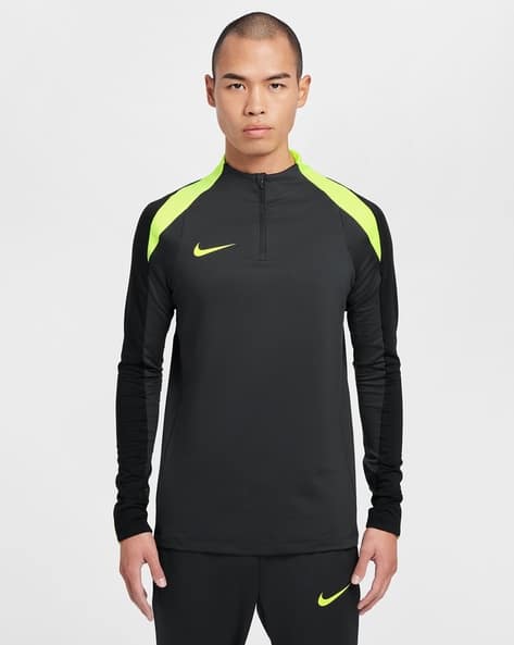 Buy Black Tshirts for Men by NIKE Online