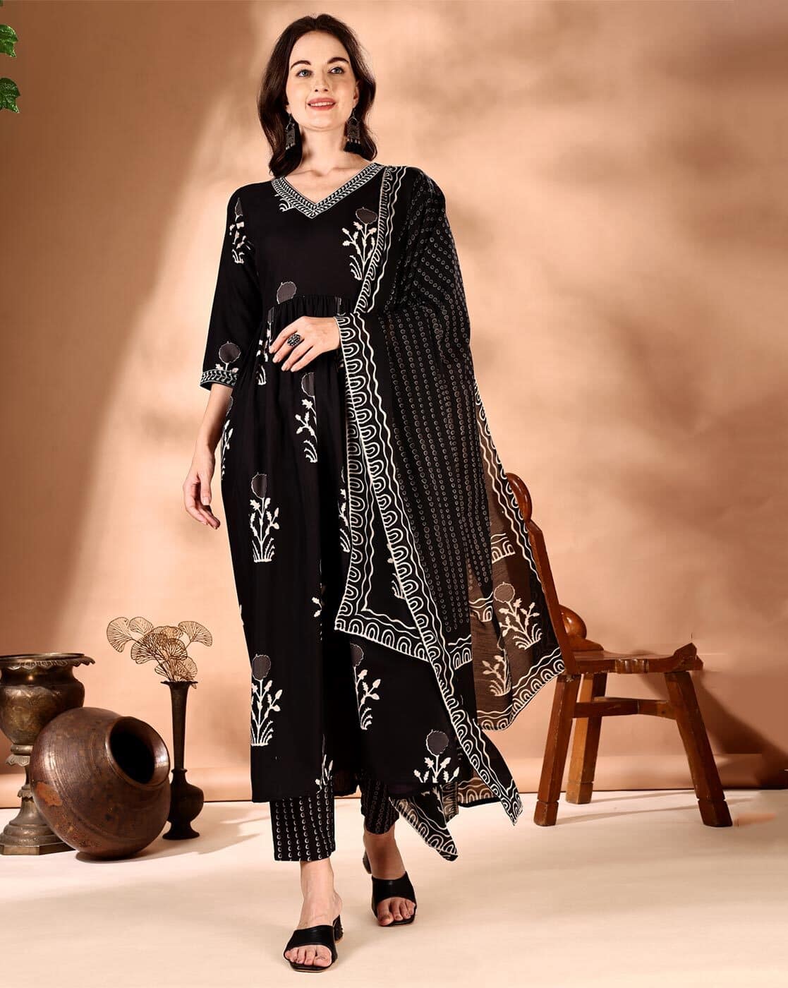Buy BERRYLICIOUS Women Embroidery A-line Kurta Set Online | Ajio.com