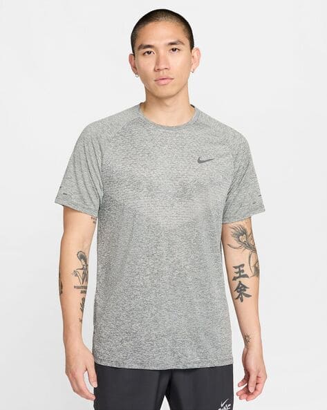 NIKE Men Striped Adv Running Regular Fit Crew-Neck T-Shirt