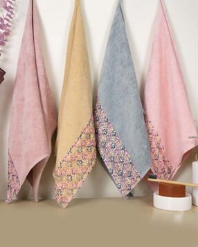 Set of 4 Hand Towels with Embroidered Lace Border