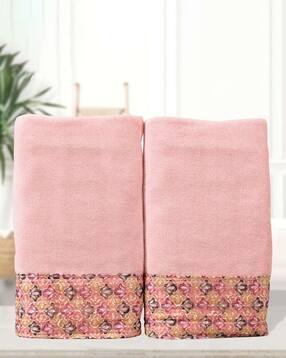 Set of 2 Bath Towels with Embroidered Lace Border-image-18