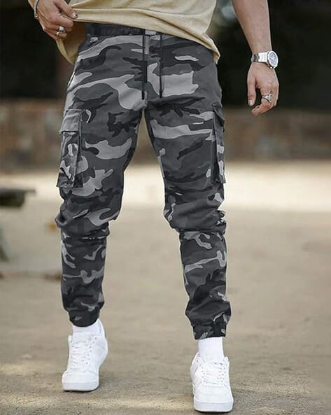 Men Camouflage Print Relaxed Fit Cargo Pants