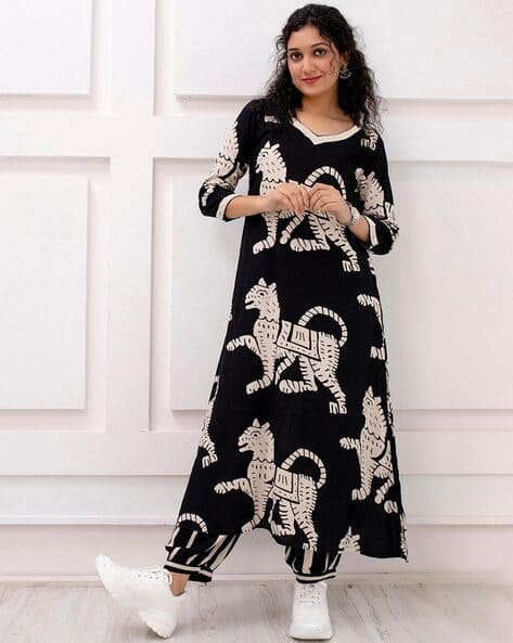 SVARAA Women Rayon Blend Straight  Kurta
